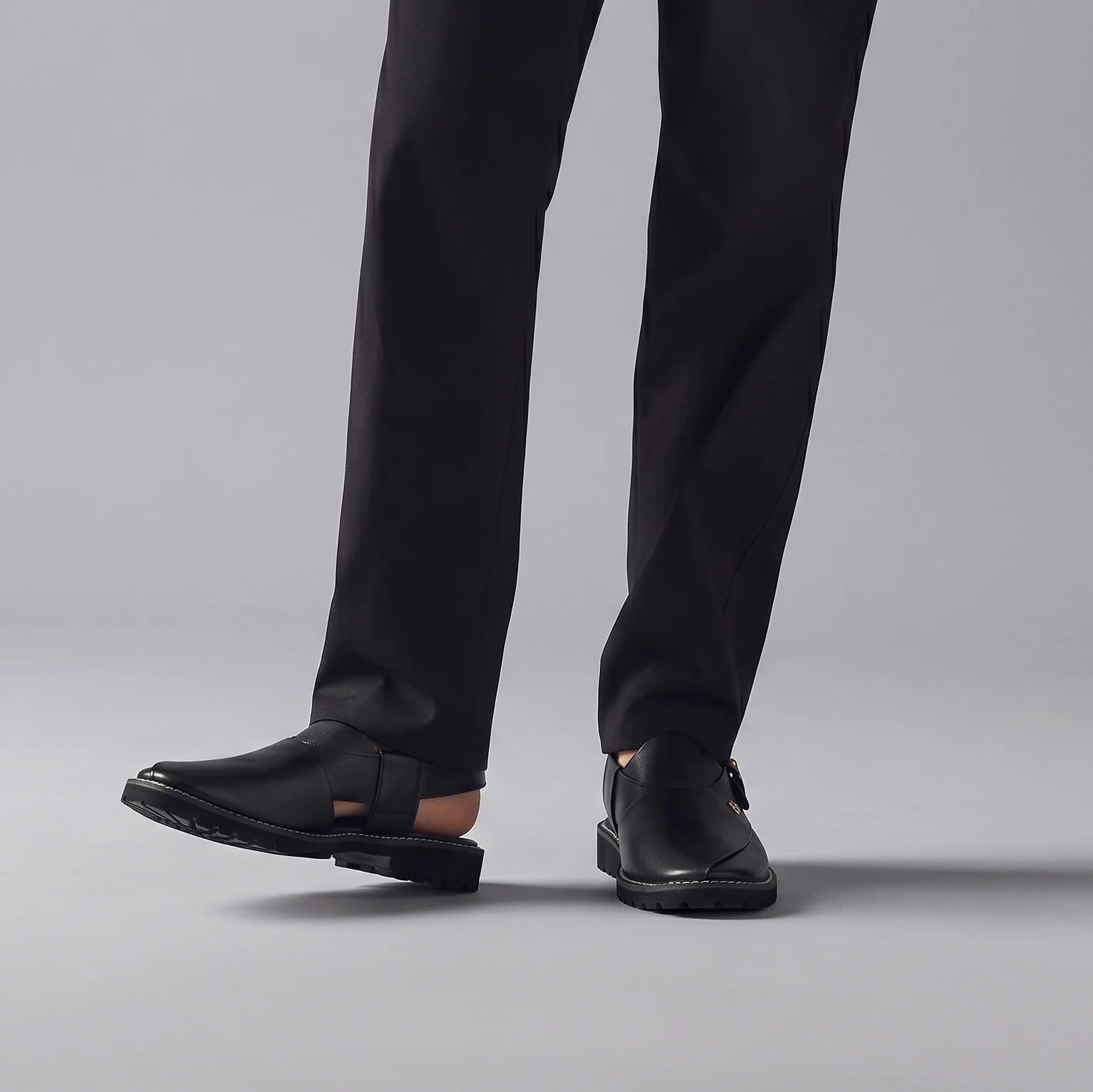 BLACK LEATHER TRADITIONAL SANDAL - Image 2