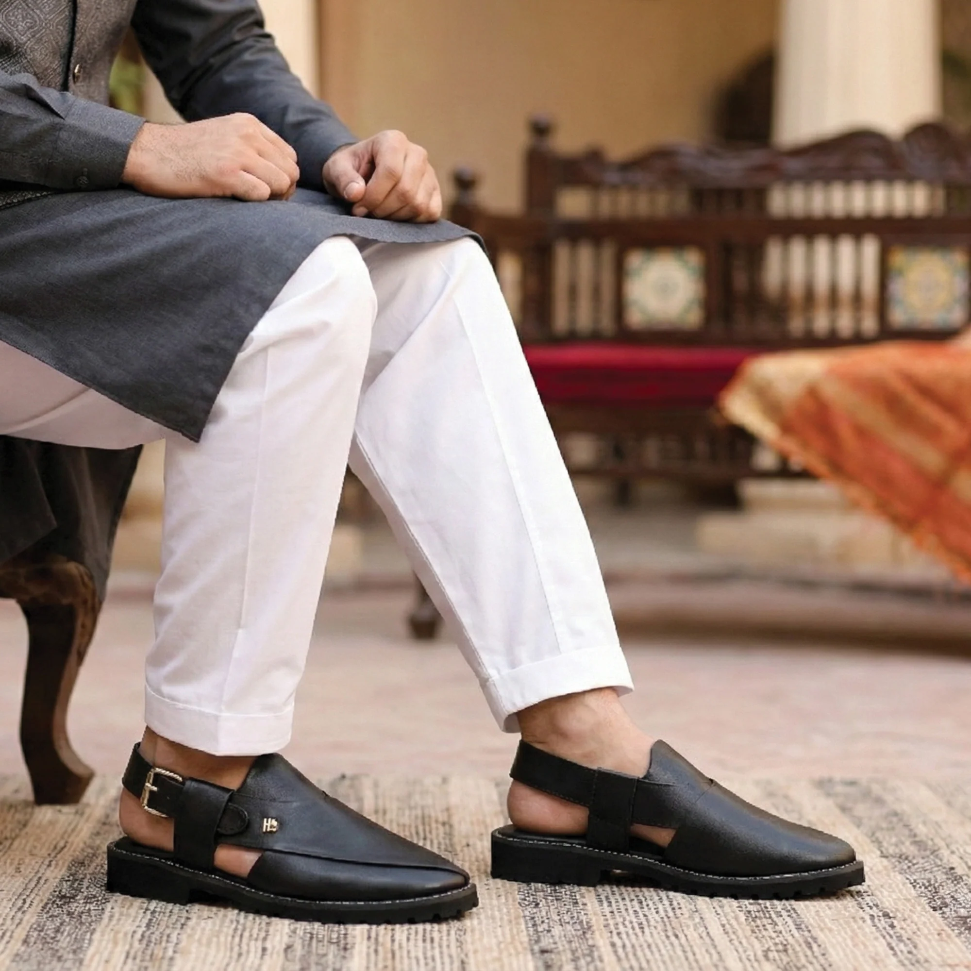BLACK LEATHER TRADITIONAL SANDAL - Image 6